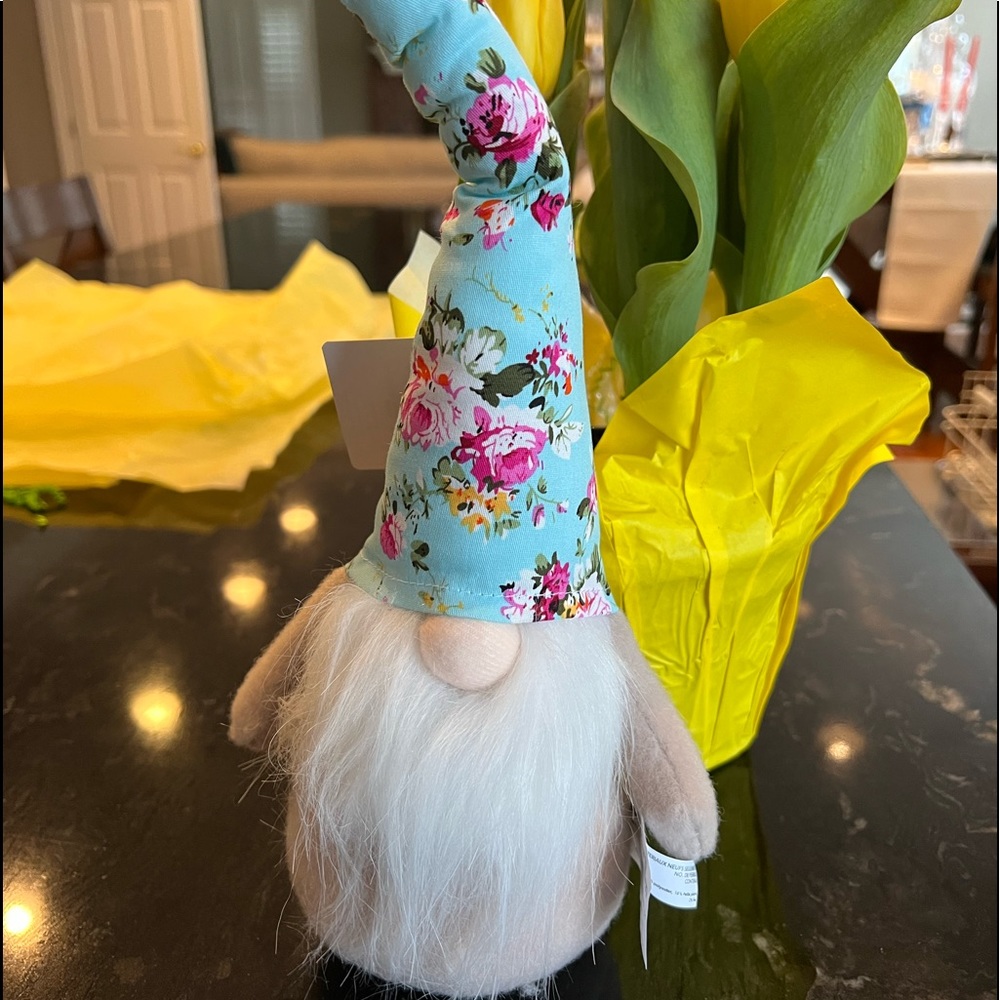 NWT Spring gnome very cute, stocking cap is bendable